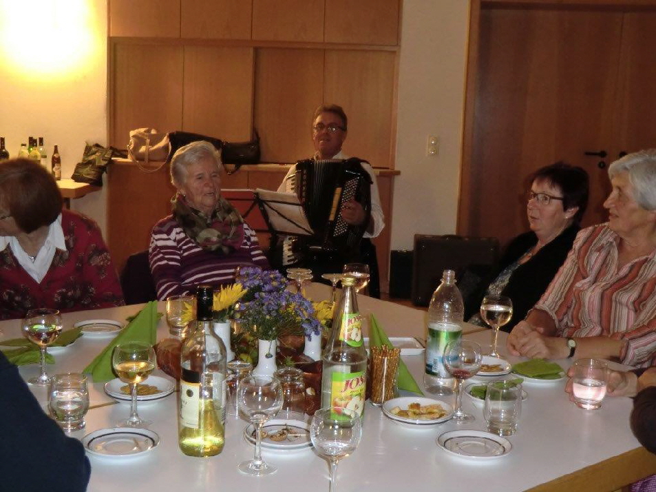 Gemtliches Beisammensein nach dem Oktoberrosenkranz