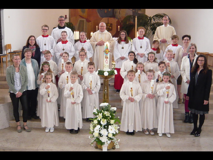 Kommunionkinder, Katechetinnen, Ministranten, Pfarrer und dem Neupriester
